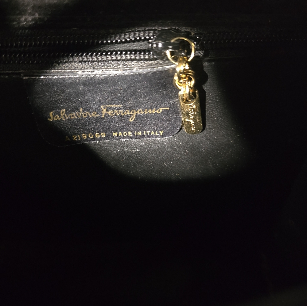 Elegant Salvatore Ferragamo Black Patent Leather Crossbody Bag - Picture 5 of 8